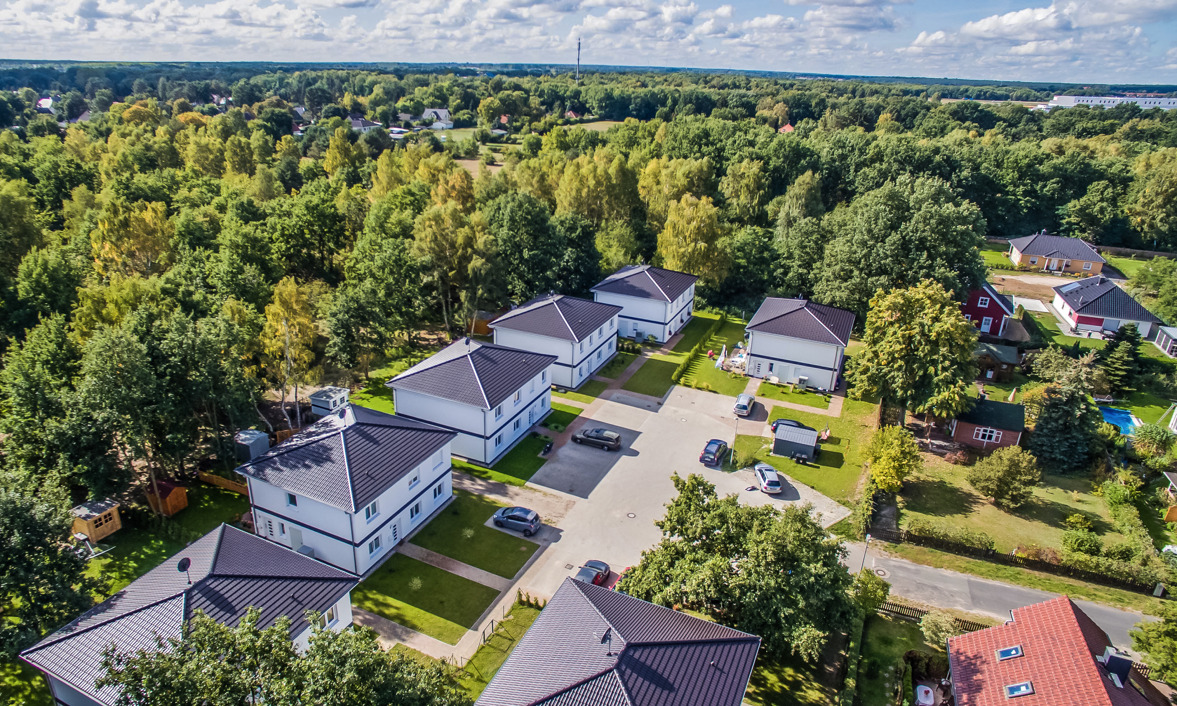 Luftaufnahme moderner Wohnanlage mit Stadtvillen in Oranienburg, Schmalkaldener Straße, umgeben von Wald