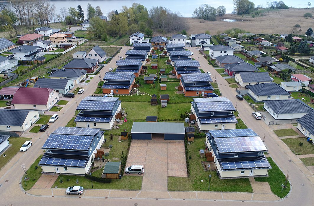 Luftaufnahme des Wohnquartiers Sonnenufer Süd mit Solardächern am Uferufer
