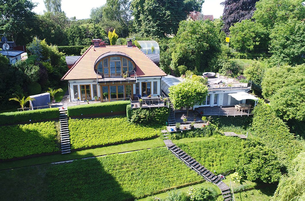 Freistehende Villa mit geschwungenem Dach und Garten in Flecken Zechlin aus der Vogelperspektive